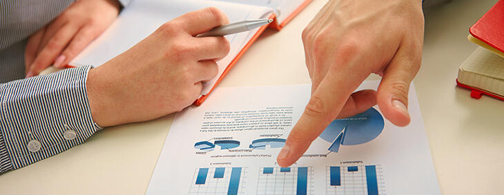 To personer som ser på resultater