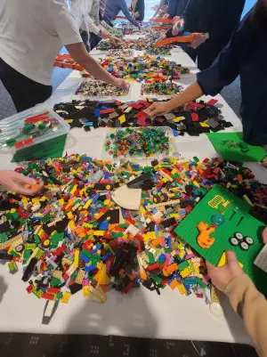Bilde av folk som bygger lego