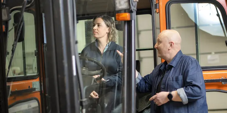Kvinne får opplæring på truck