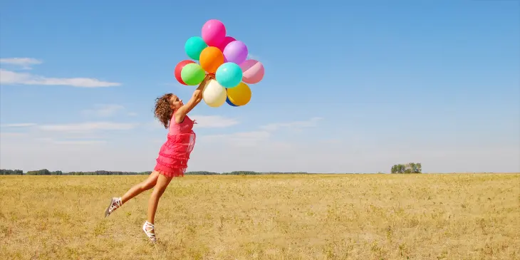 Kvinne med ballonger